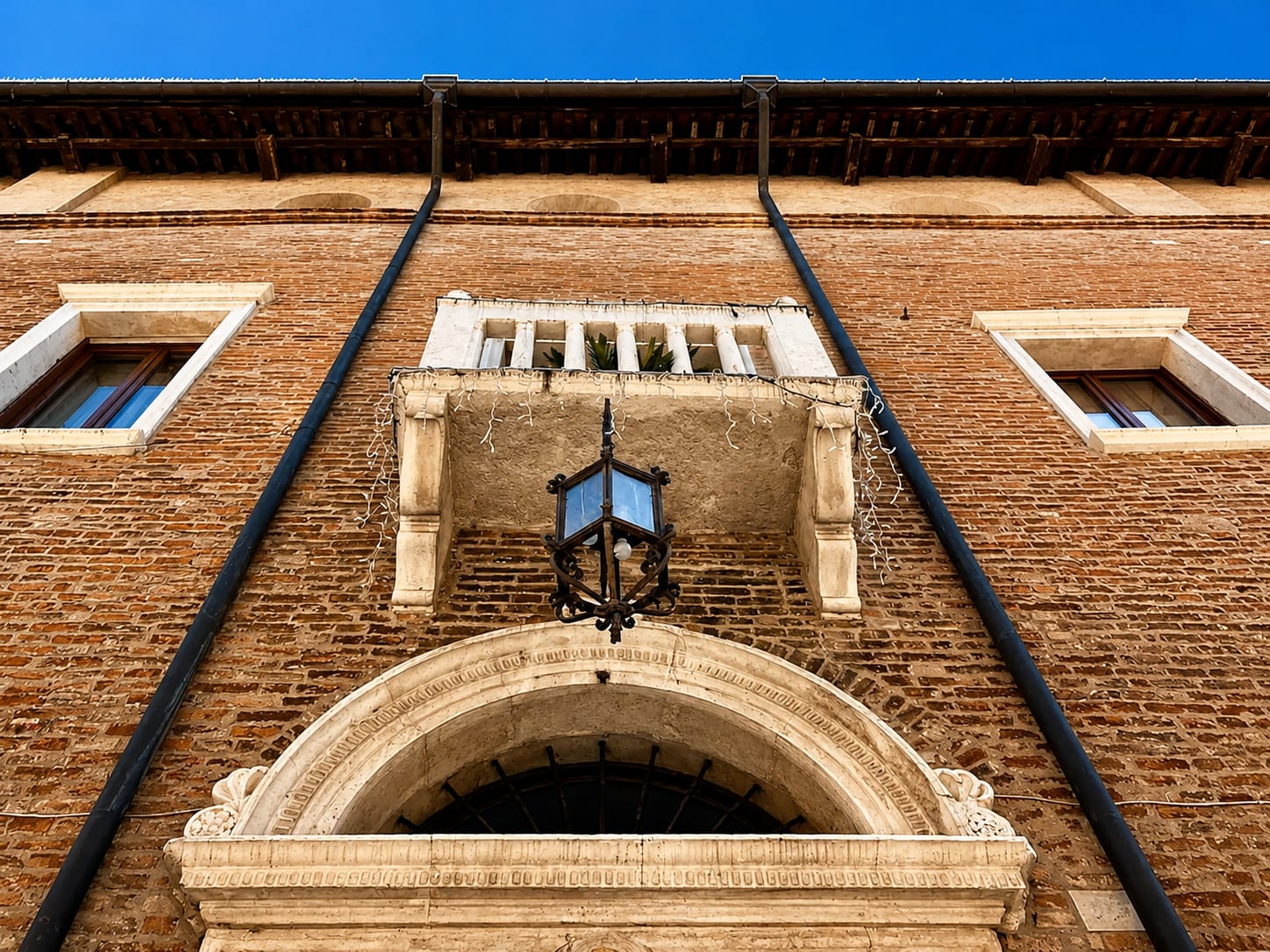 foto: facciata di un palazzo storico nel centro di Ravenna alla luce calda del pomeriggio